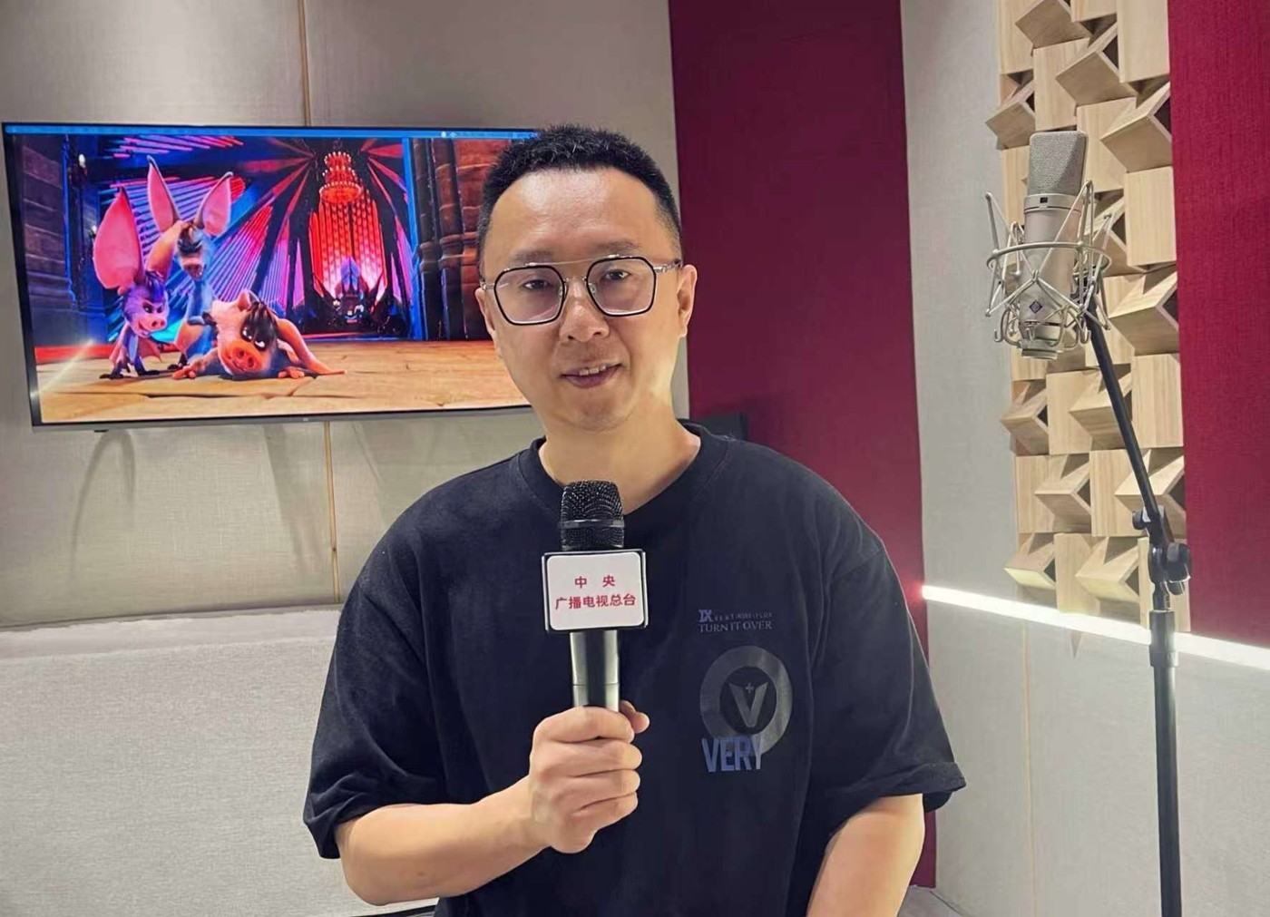CGTN 专访 · 录音棚工作照